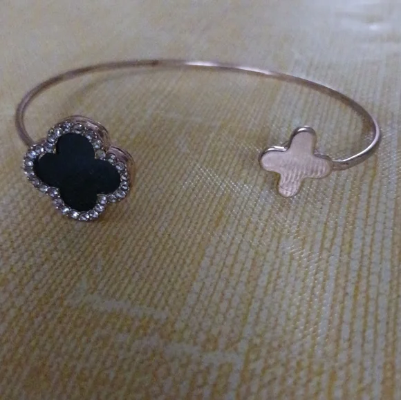 Elegant Gold and Black Clover Bracelet EUC - Picture 3 of 5